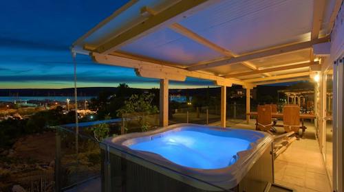 Holiday homes Kanajt - Wellness opuštanje na Krku tijekom tjedna - Holiday Homes Deluxe sa jacuzzijem, Punat, Hrvatska - 540 EUR - 3x noćenje u Holiday Homes Deluxe (4+2) sa jacuzzijem za 4 osobe, Bogati buffet doručak