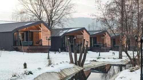 Glamping Resort Halicanum - Toplice Sveti Martin - Božićni glamping odmor za obitelji, Sveti Martin na Muri, Hrvatska - 298 EUR - 2x noćenje u luksuznoj kućici s privatnom saunom i kadom na terasi za 2 osobe (2 djece do 13,99 godina besplatno), Polupansion