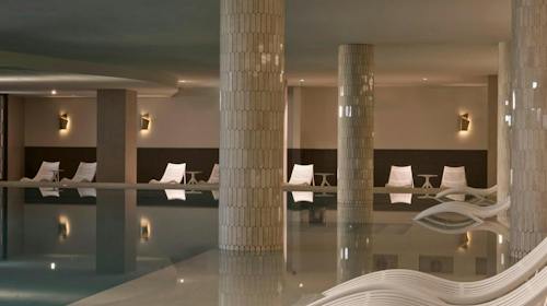 Grand hotel 4 Opatijska Cvijeta - Bogati obiteljski paket zabave u obnovljenom hotelu, Opatija, Hrvatska - 430 EUR - 2x noćenje u Superior obiteljskoj sobi s pogledom na more i balkonom za 2 osobe (1 dijete do 11,99 godina besplatno), Polupansion