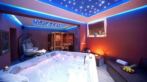 Hotel Stella Maris - Wellness Detox i Dine, Vodice, Hrvatska - 239 EUR - 2x noćenje u dvokrevetnoj Superior sobi s balkonom (morska strana) za 2 osobe (1 dijete do 11,99 godina i 1 dijete do 2,99 godina besplatno), Polupansion