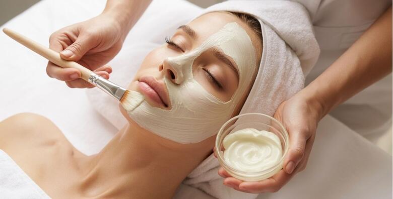 Paket usluga: manikura, parafinska kupka za ruke, tretman za lice V Roll aparatom (face fitness) i njegujuća maska za lice u salonu House of Beauty by Gabriela