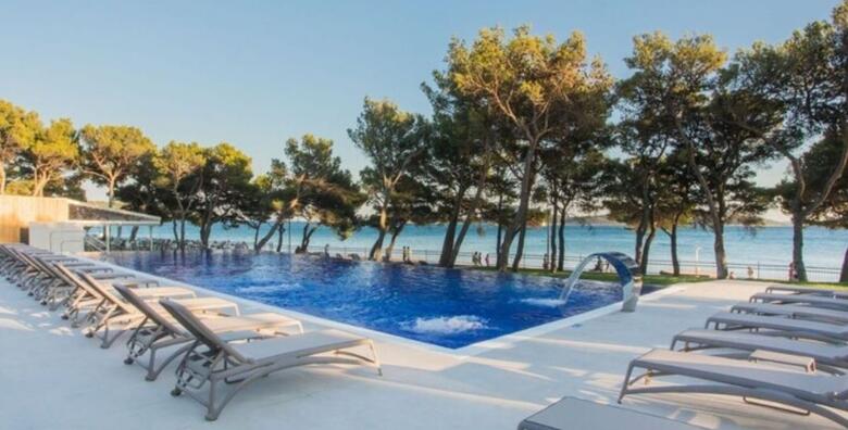 POSEBNA PONUDA! VODICE, Villa Arausana & Antonina 4* - 5 ili 2 noćenja All inclusive light za 2 osobe i 1 dijete do 11,99 g. ili 1 dijete starije od 12 g. + gratis paket za 1 dijete do 2,99 g.